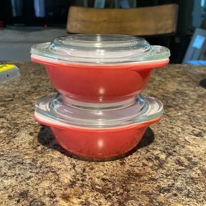 Pyrex small bowls with lid
